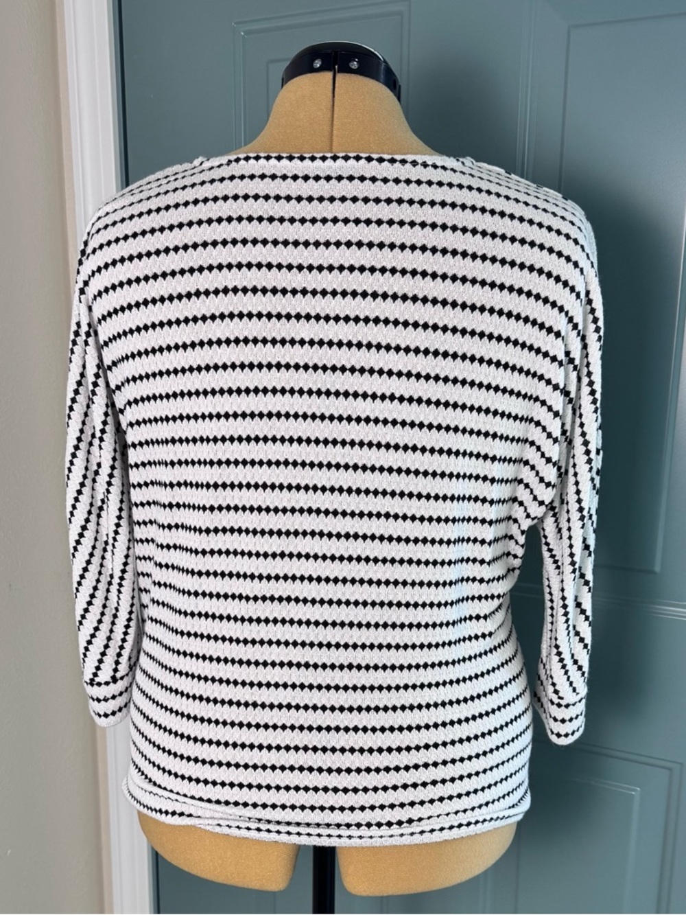 Bellini Black and White Chevron Top Large Grommet Sleeve - Picture 2 of 8